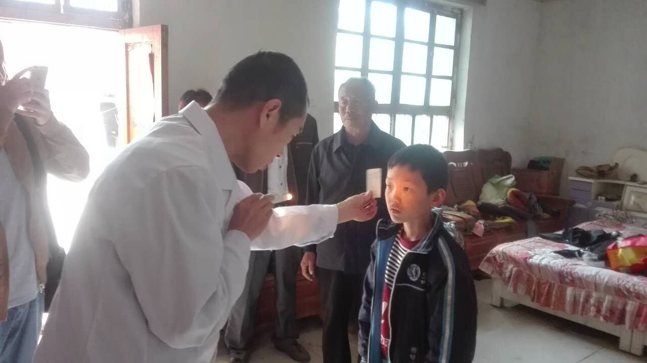 如果我能看清，就能有效牽住你的手
