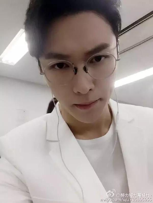 鹿晗李易峰楊洋張藝興，愛豆“眼鏡殺”誰更好看？