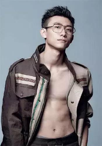 鹿晗李易峰楊洋張藝興，愛豆“眼鏡殺”誰更好看？