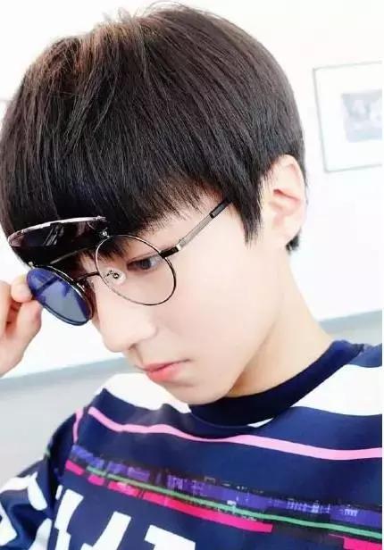 鹿晗李易峰楊洋張藝興，愛豆“眼鏡殺”誰更好看？