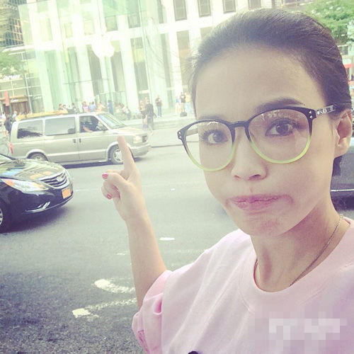 學(xué)女明星戴框架眼鏡？別人時髦你是Low！